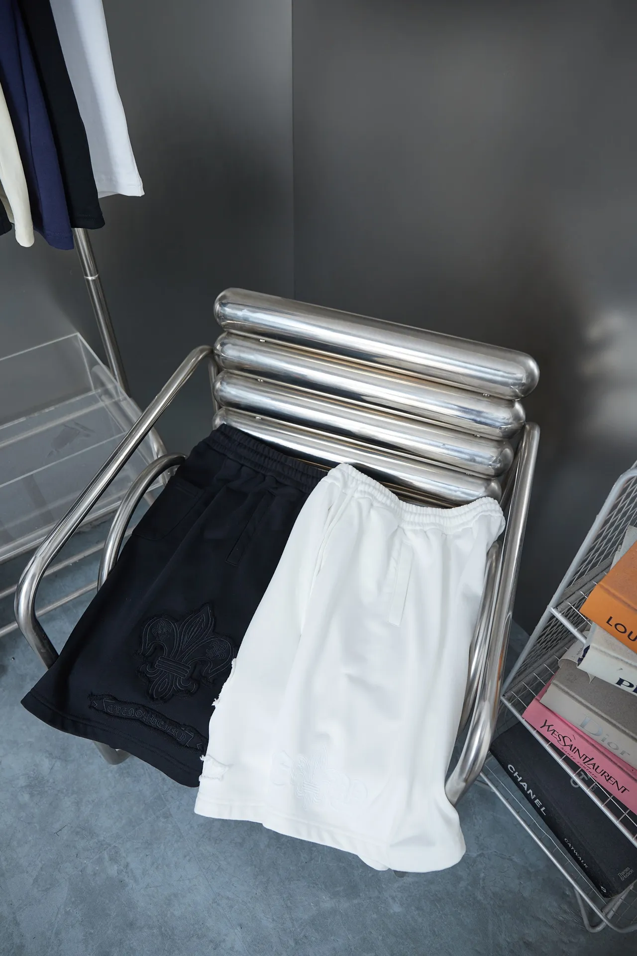 🅿️210 Ch*ome Hearte 2025ss new shorts Honbu patch cross embroidered shorts light luxury essential item for daily commuting for men and women Correct version Welcome to compare Detailed features · Made of 380g pure cotton health cloth fabric · Imported Tajima machine embroidery Honbu patch cross letters · Open mold to customize the original logo engraved hanging clock · Loose waist trousers · Double-needle sewing across seams · Original main mark, washed tag, moisture-proof paper packaging Color: Black/White Size: S M L XL